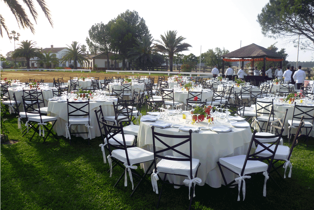 Montaje banquete elegante con mesas decoradas Rancho El Rocío