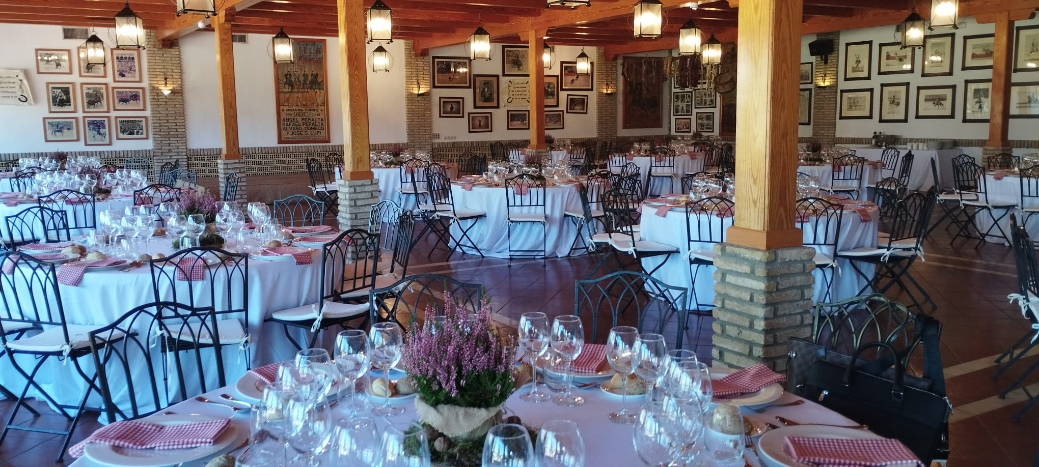 La Gañanía montaje para boda con sillas elegantes e iluminación cálida