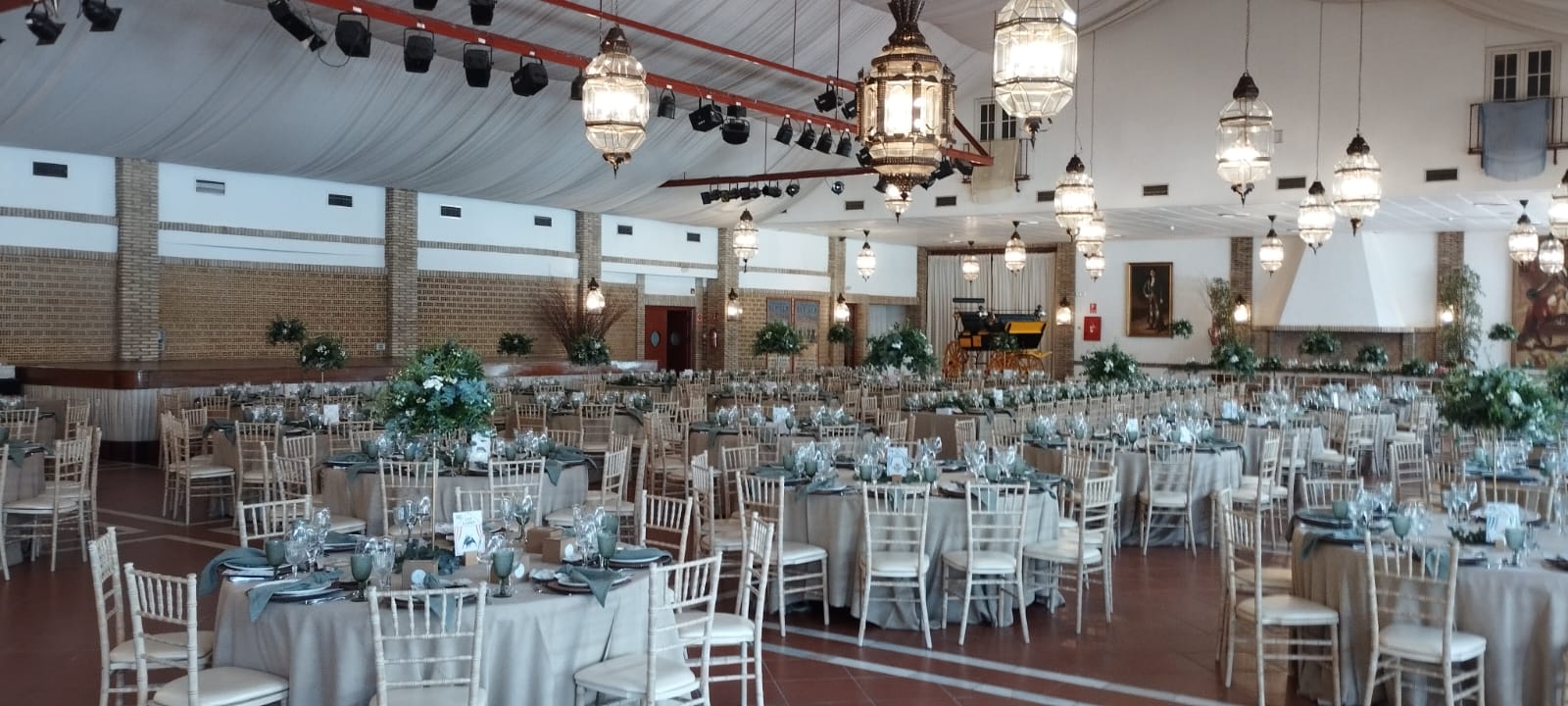 Salón La Cigüeña preparado para banquete con iluminación elegante