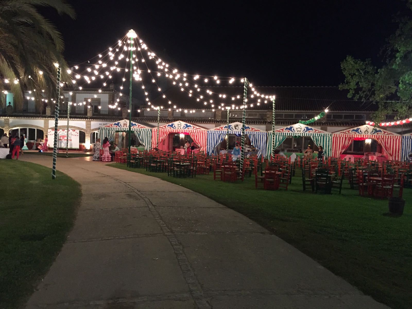Caseta de feria iluminada con decoración tradicional sevillana