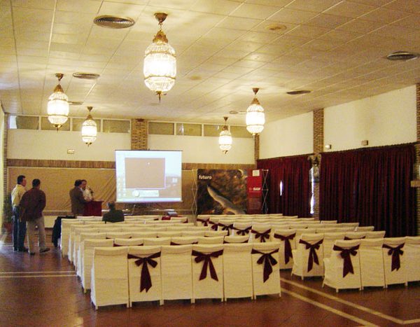 Evento corporativo en salón con montaje tipo auditorio