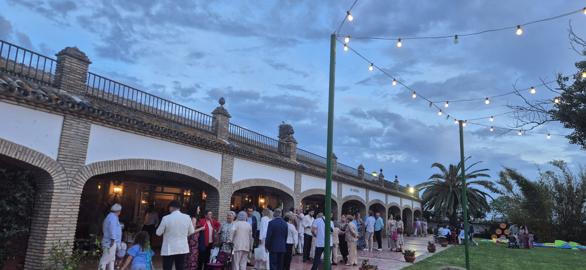 Celebración de comunión en el rancho con montaje personalizado mayo 2026