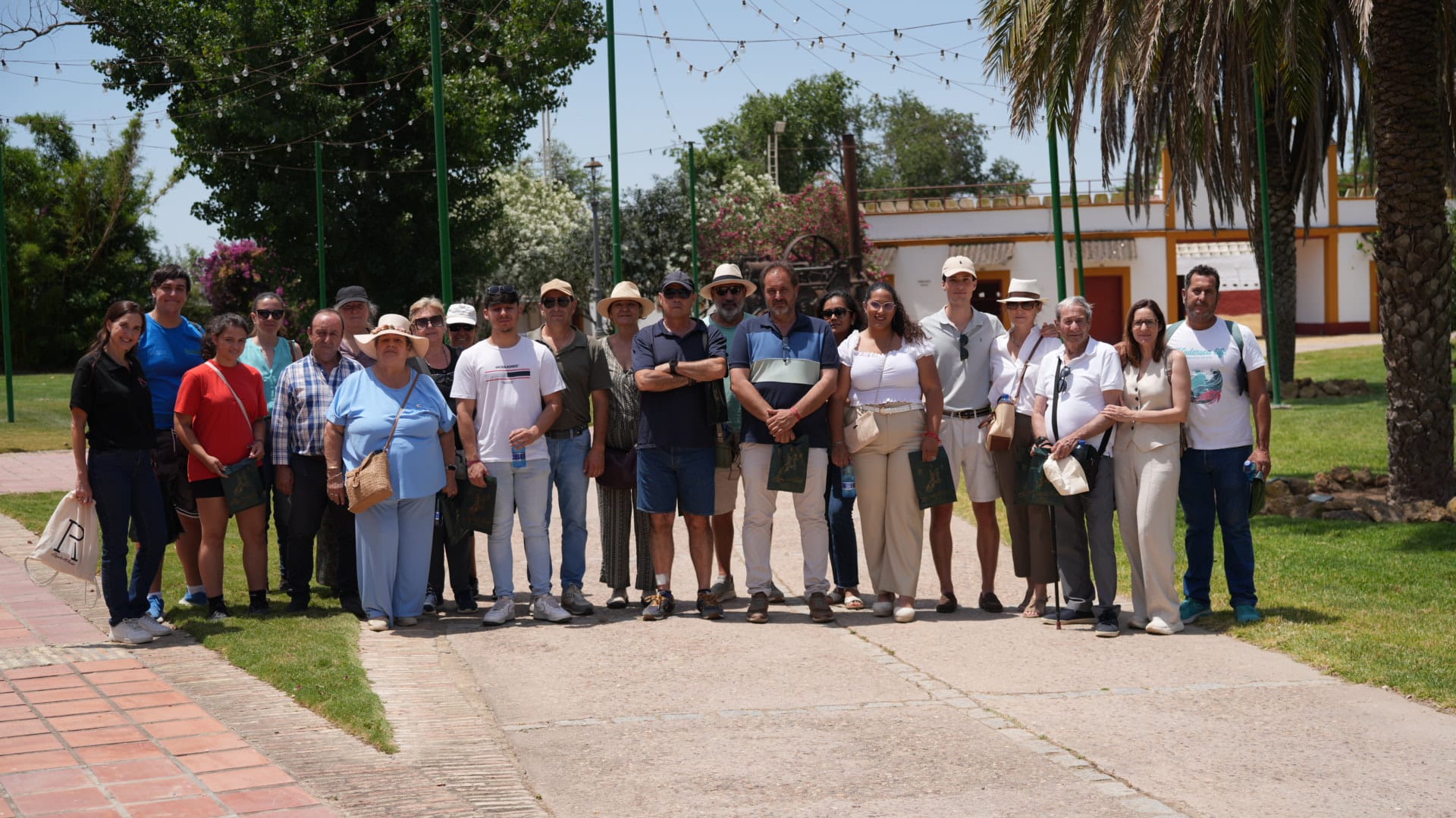 Grupo de visitantes a la entrada de Rancho El Rocío durante la visita a la yeguada